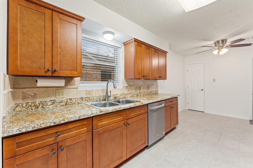513 White Wing Court, Dickinson, Texas image 14