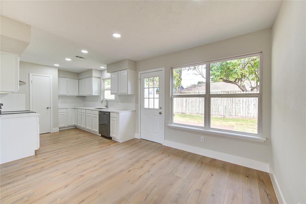 328 Meadow Wood Court, League City, Texas image 3