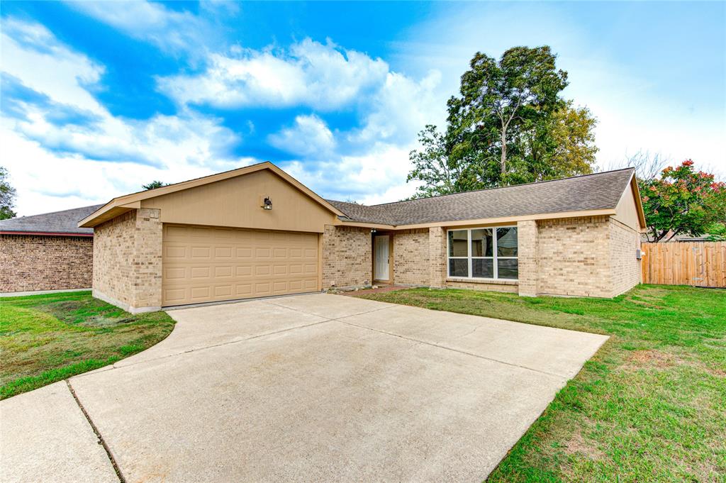 328 Meadow Wood Court, League City, Texas image 1