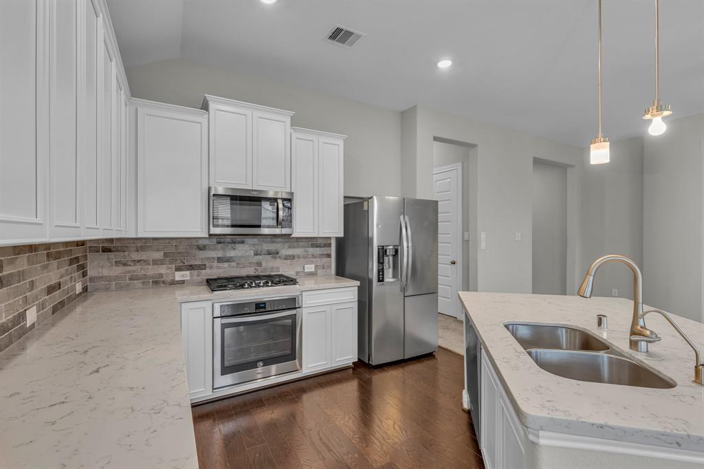 2018 Glenwick Manor Lane, Pearland, Texas image 11