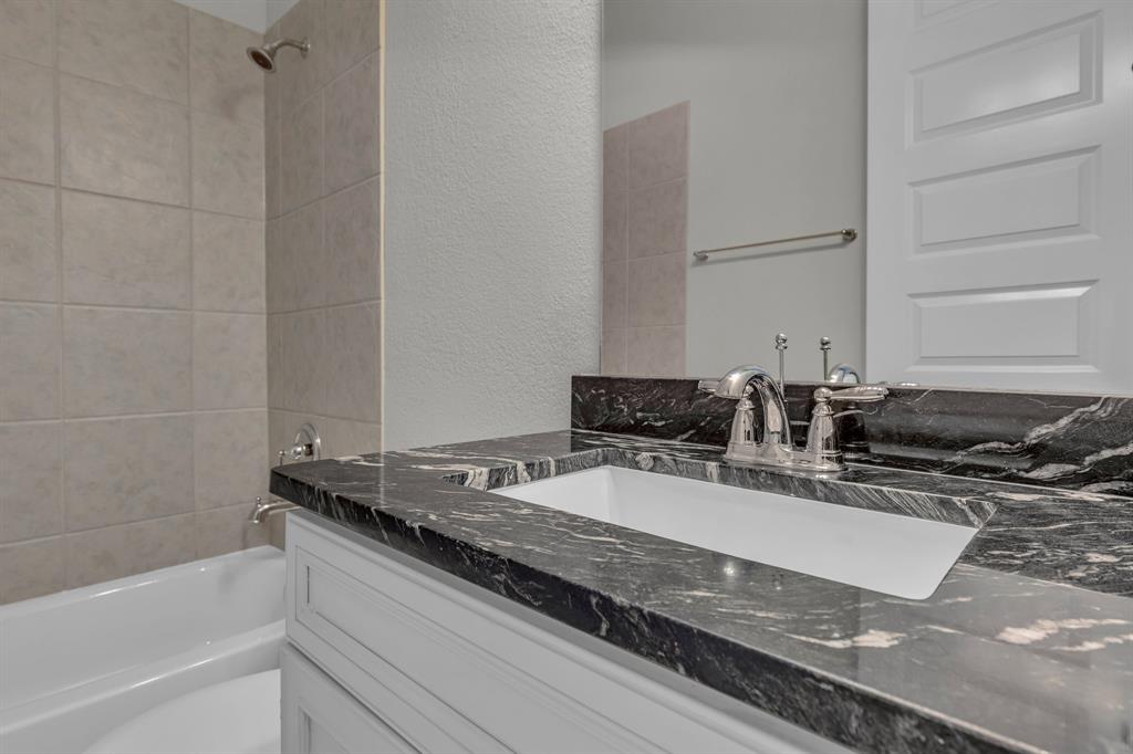 2018 Glenwick Manor Lane, Pearland, Texas image 16