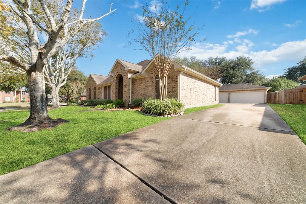 2513 Briarglen Drive, Pearland, Texas image 3