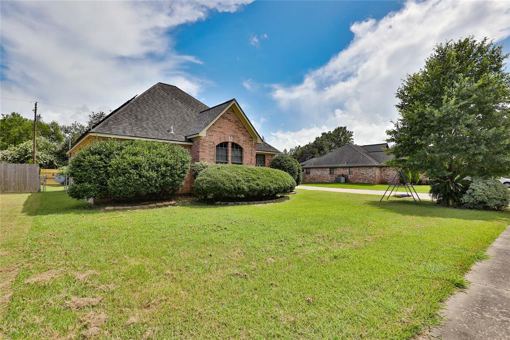 820 Manor Drive, Angleton, Texas image 3