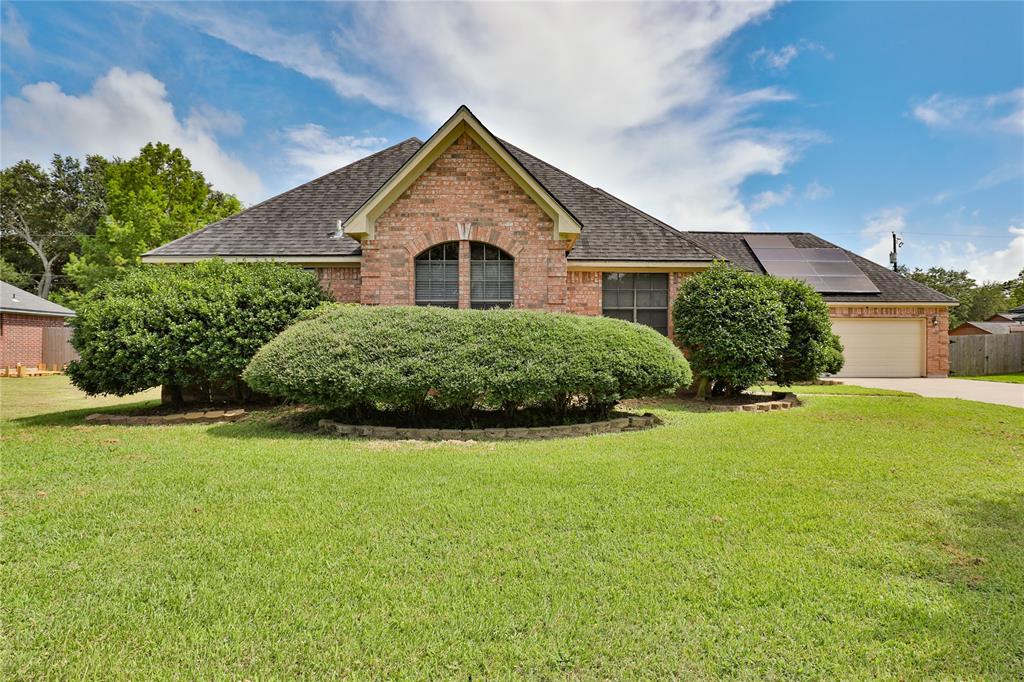 820 Manor Drive, Angleton, Texas image 2