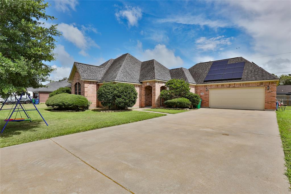 820 Manor Drive, Angleton, Texas image 1