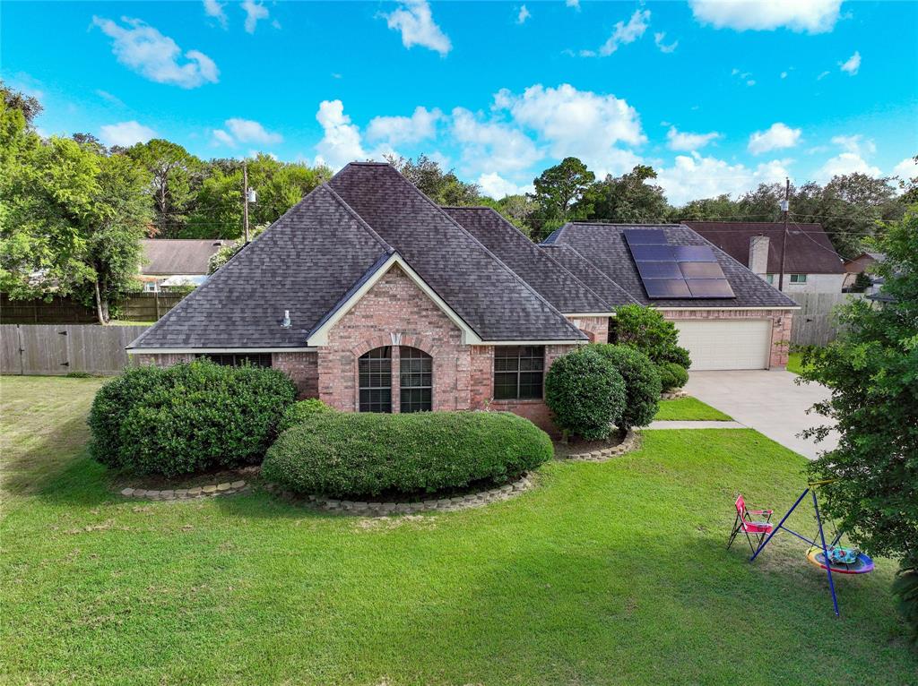 820 Manor Drive, Angleton, Texas image 4