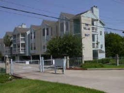 Photo of 18617 Egret Bay Boulevard #303, Webster, TX 77058 (MLS # 88094761)
