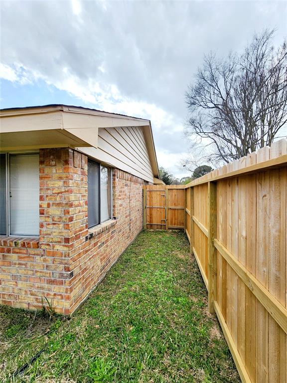 9015 Bayou Bluff Drive, Spring, Texas image 17