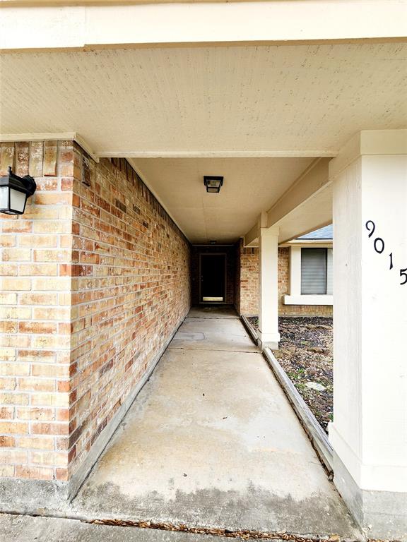 9015 Bayou Bluff Drive, Spring, Texas image 2