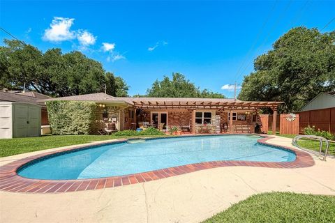 Single Family Residence in Sugar Land TX 703 Borden Street.jpg