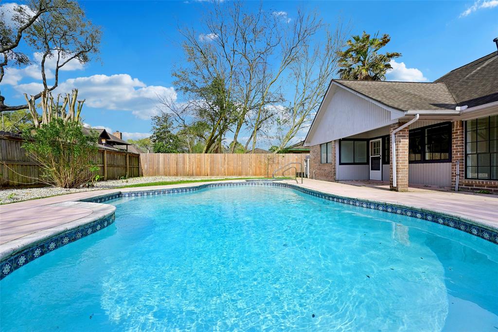 605 Olde Oaks Drive, Dickinson, Texas image 1