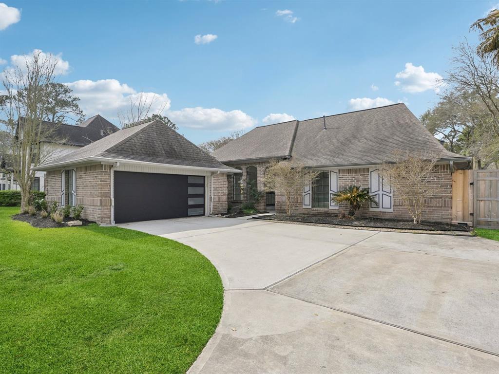 605 Olde Oaks Drive, Dickinson, Texas image 3