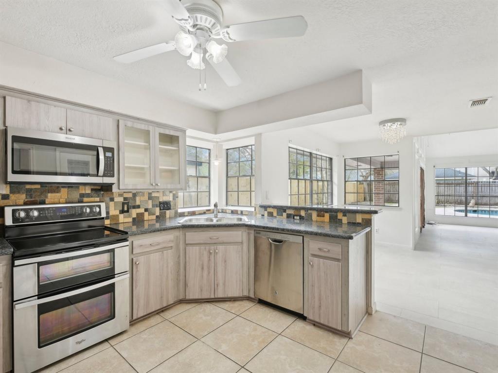 605 Olde Oaks Drive, Dickinson, Texas image 16