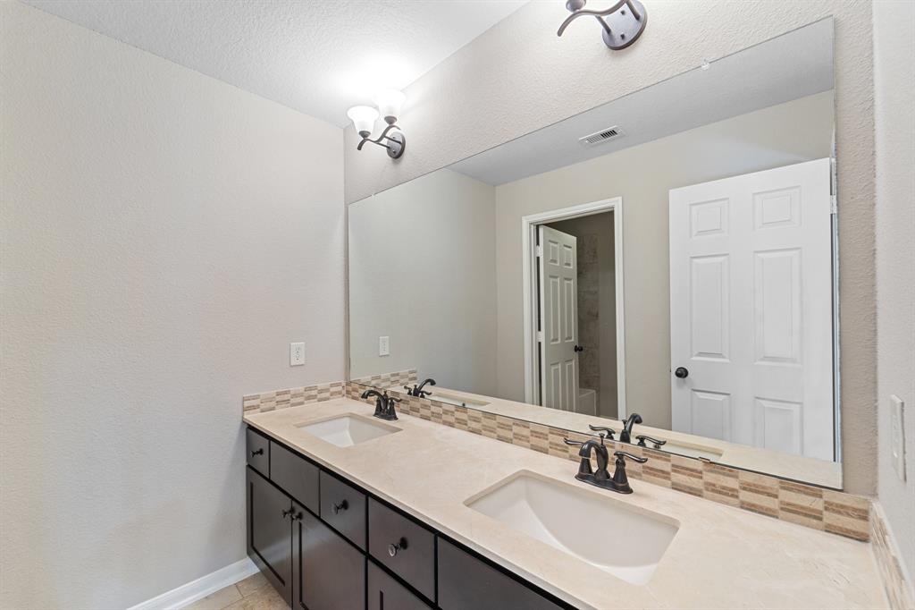126 Honeysuckle Vine Drive, Rosenberg, Texas image 24