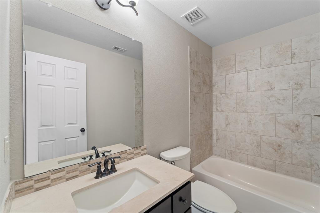 126 Honeysuckle Vine Drive, Rosenberg, Texas image 27