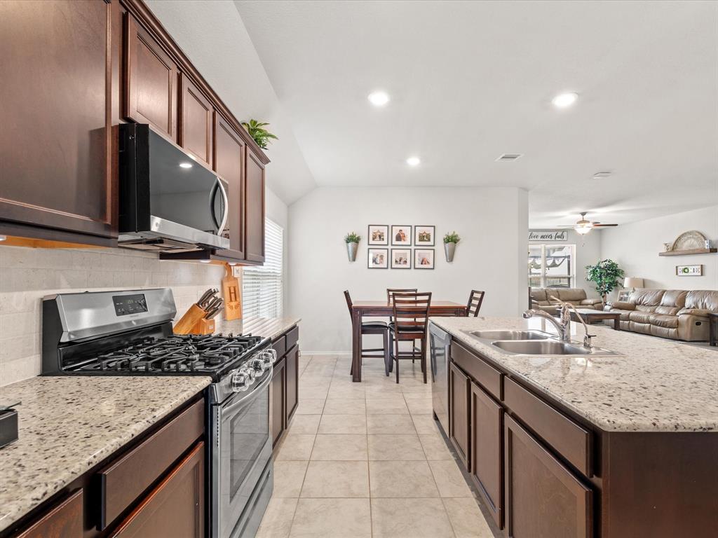 3018 Quarry Springs Drive, Conroe, Texas image 9