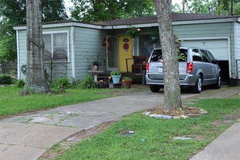 Single Family Residence in Bellaire TX 4301 Jane Street.jpg