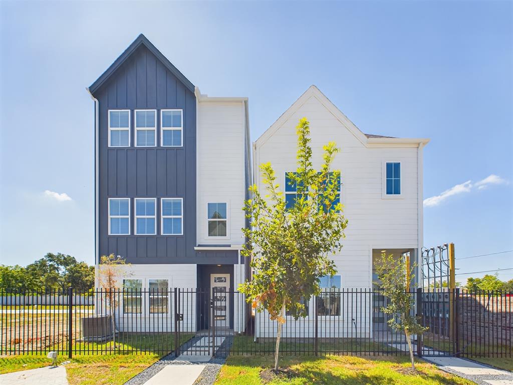 8321 Springwood Creek Lane, Houston, Texas image 2