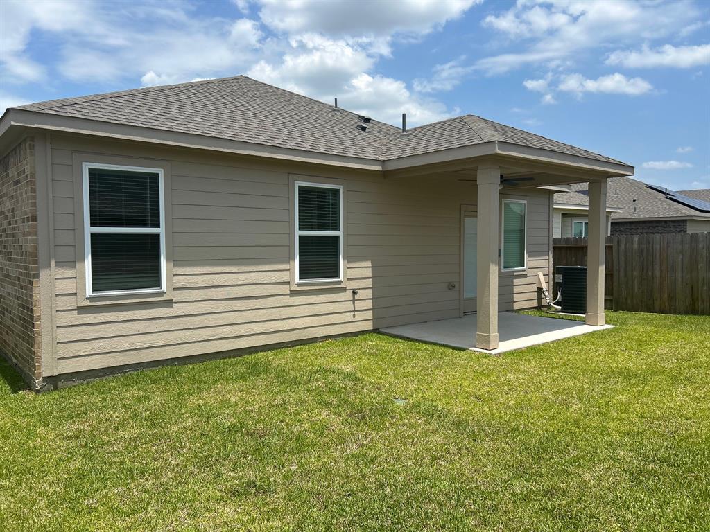 1010 Whispering Winds Drive, Beasley, Texas image 2