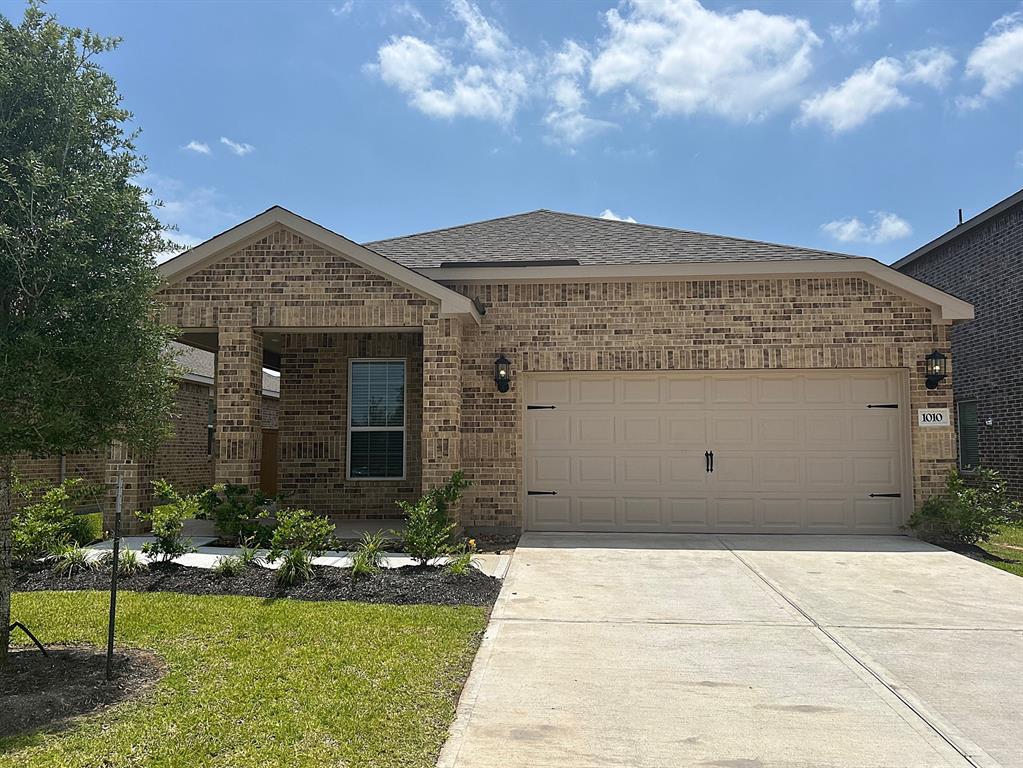1010 Whispering Winds Drive, Beasley, Texas image 1