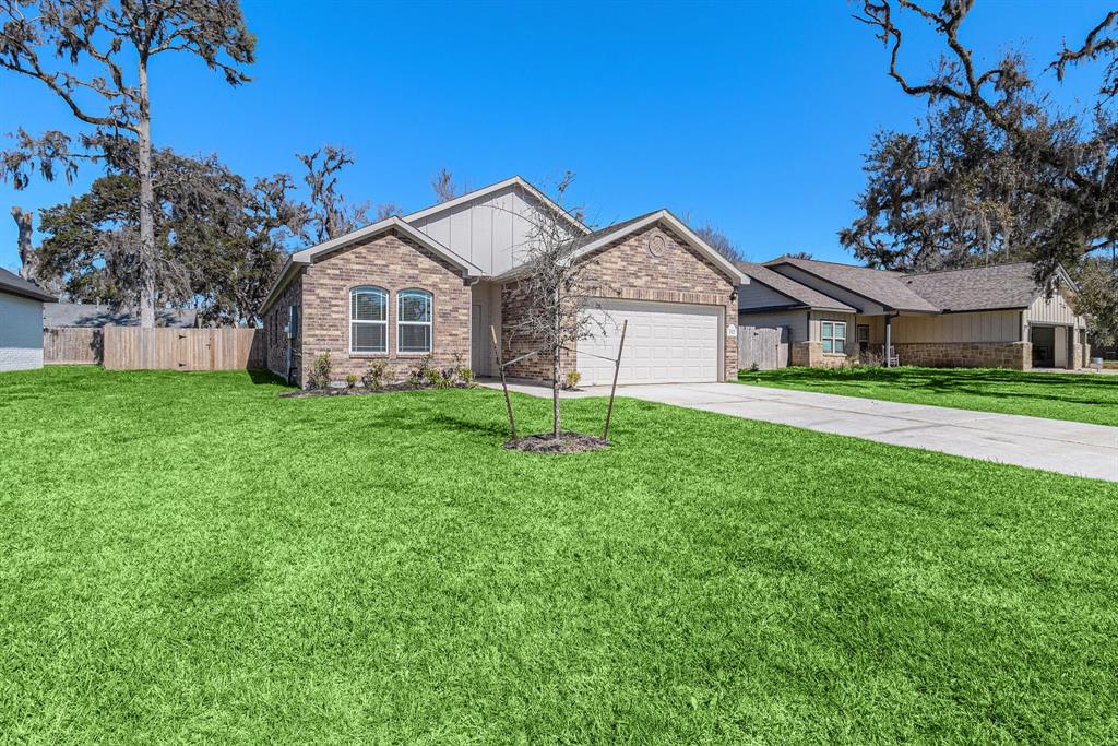 212 Forest Park Drive, West Columbia, Texas image 1