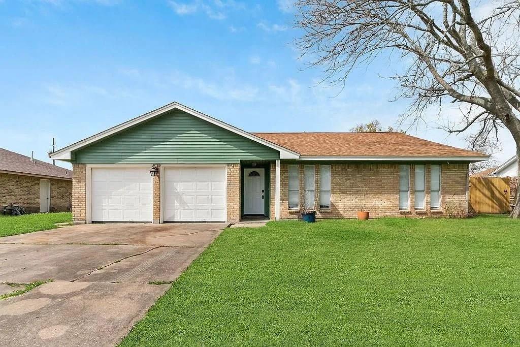 59 Blue Bell Court, Lake Jackson, Texas image 1