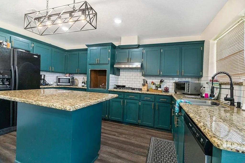 59 Blue Bell Court, Lake Jackson, Texas image 7