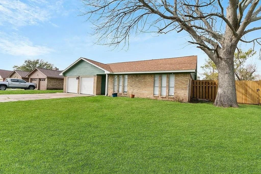 59 Blue Bell Court, Lake Jackson, Texas image 3