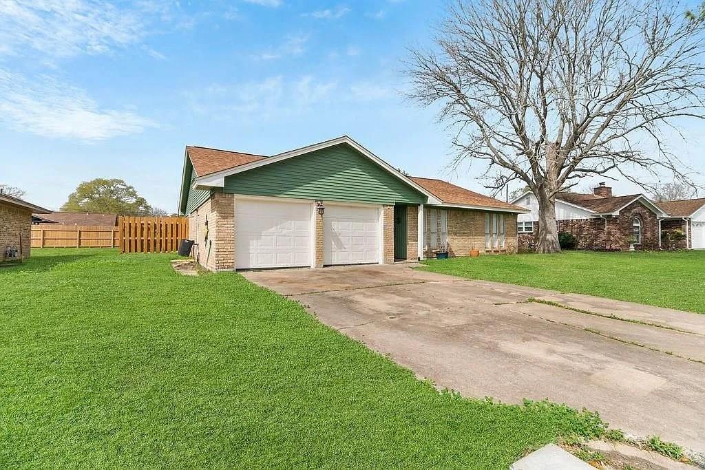 59 Blue Bell Court, Lake Jackson, Texas image 2