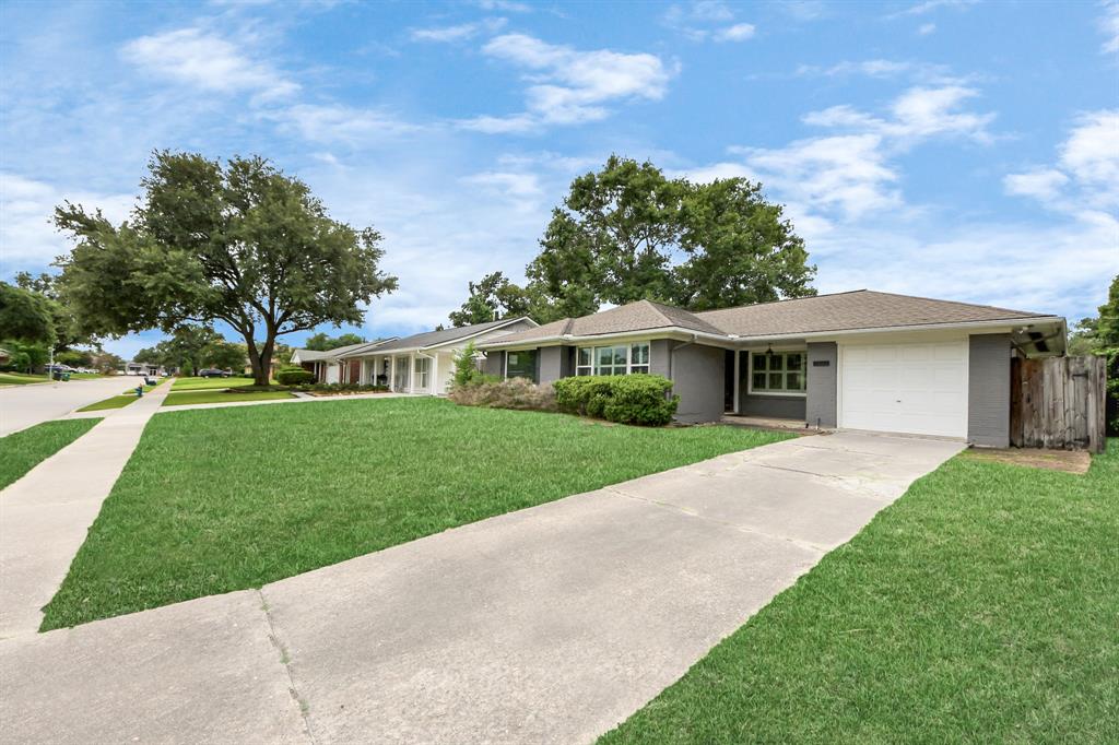1831 Watercrest Drive, Houston, Texas image 6