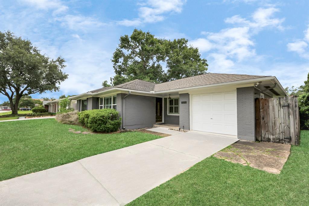 1831 Watercrest Drive, Houston, Texas image 4