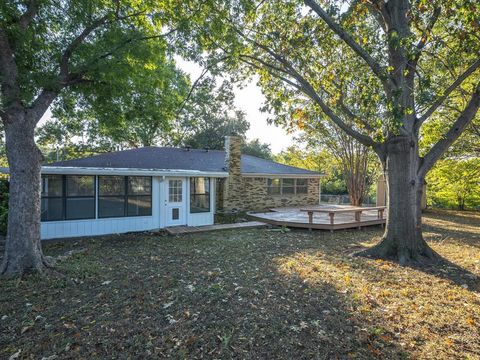 A home in Benbrook