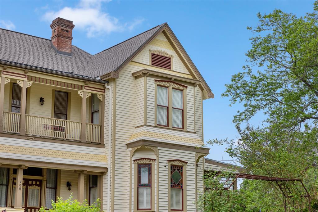 209 E Fannin Street, La Grange, Texas image 2