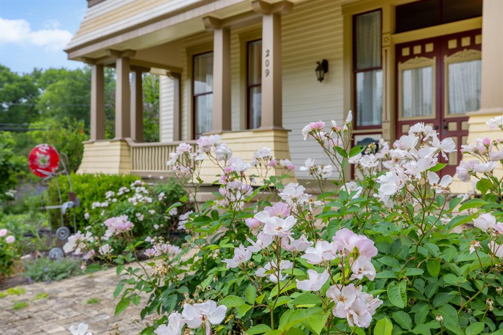 209 E Fannin Street, La Grange, Texas image 4