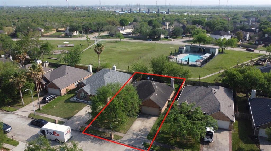 4910 Chase Wick Drive, Bacliff, Texas image 2