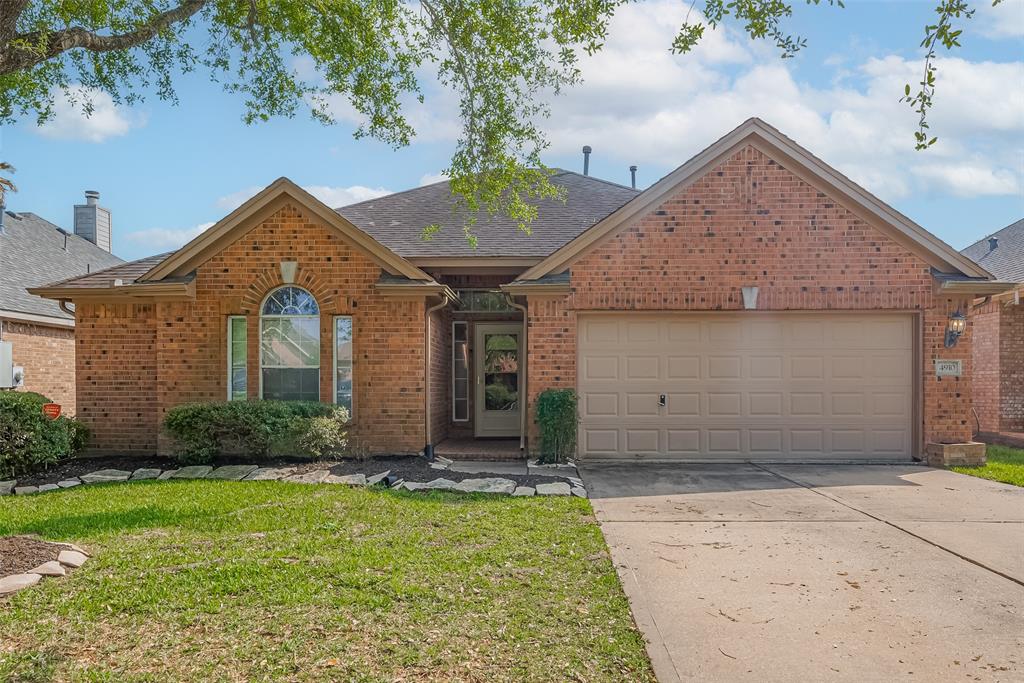 4910 Chase Wick Drive, Bacliff, Texas image 1