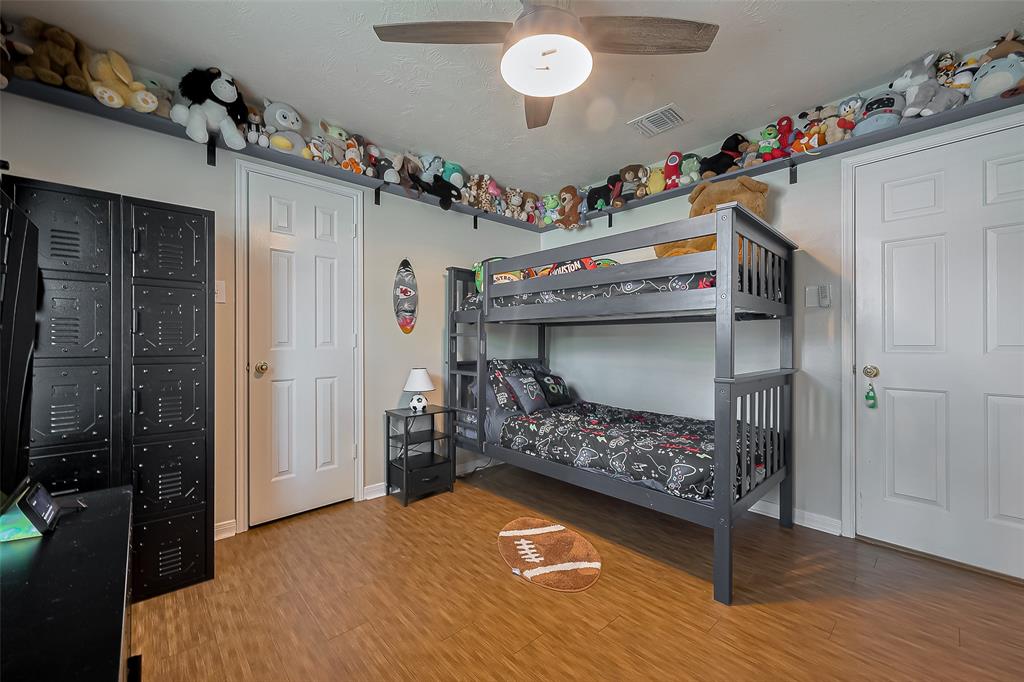 4910 Chase Wick Drive, Bacliff, Texas image 9