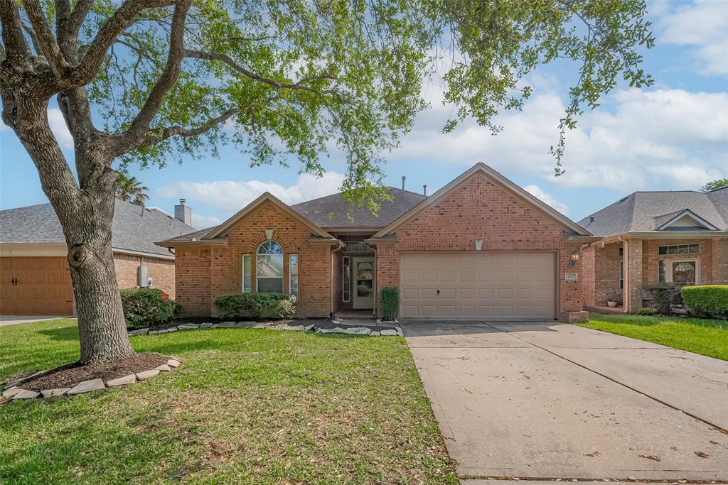4910 Chase Wick Drive, Bacliff, Texas image 3