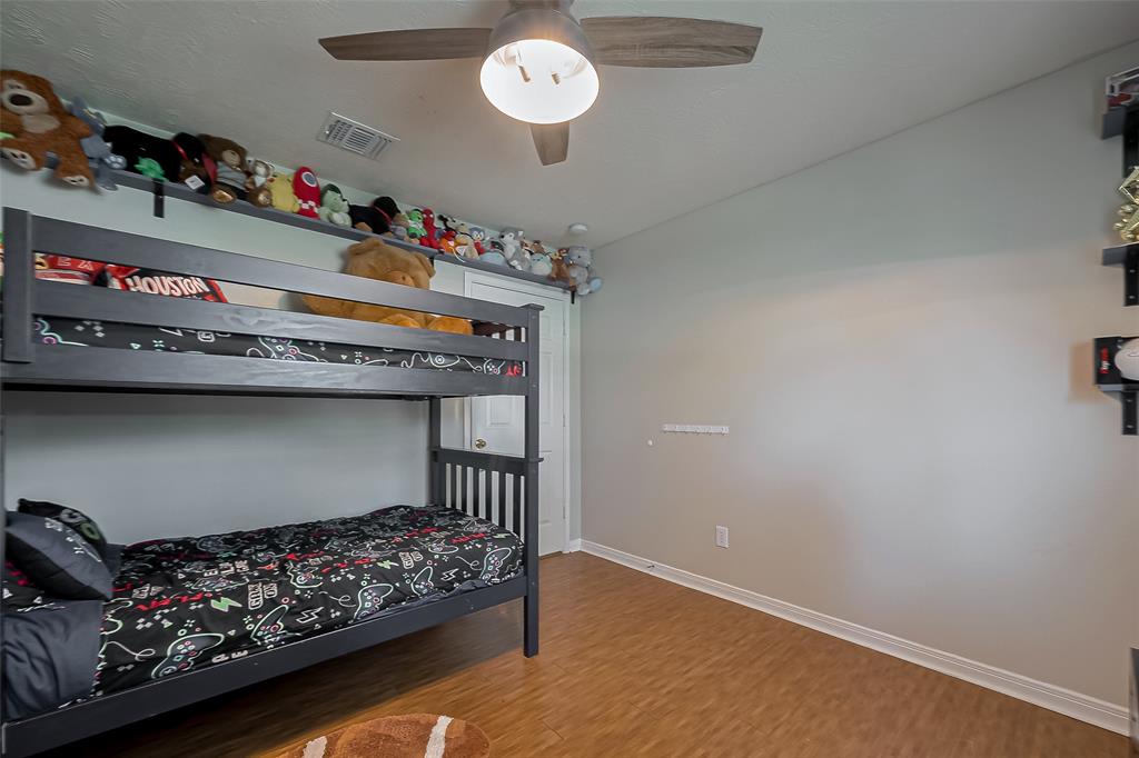 4910 Chase Wick Drive, Bacliff, Texas image 10