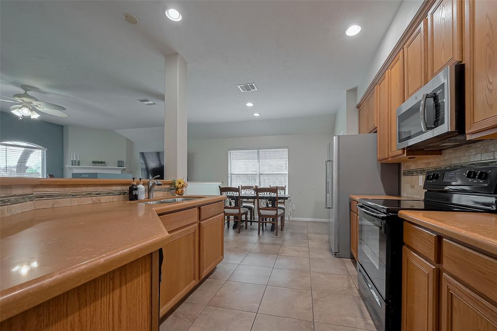 4910 Chase Wick Drive, Bacliff, Texas image 18