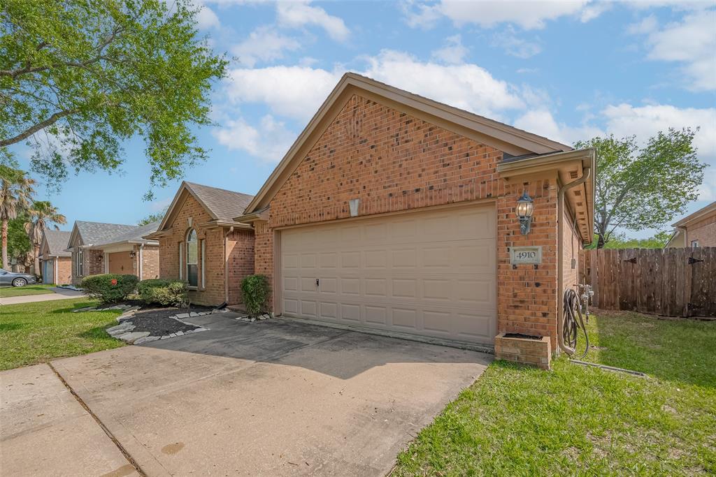 4910 Chase Wick Drive, Bacliff, Texas image 4