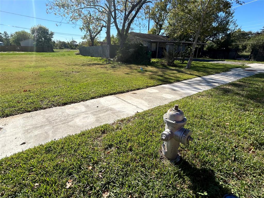 103 Lincoln Cedars Drive, Baytown, Texas image 4