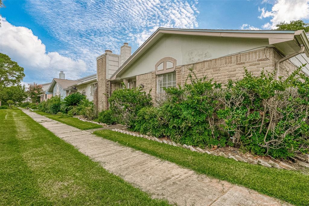 Photo 2 of 25 of 6533 S Briar Bayou Drive townhome