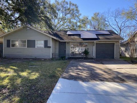 Photo of 5810 Belmark Street, Houston, TX 77033 (MLS # 86948637)