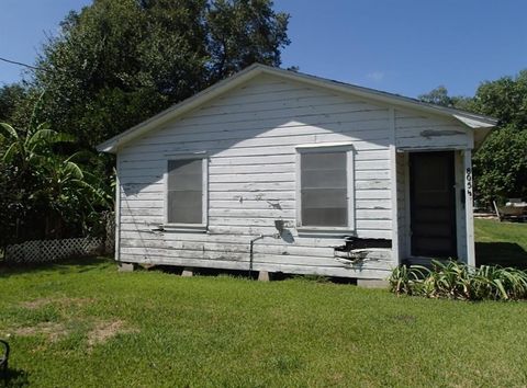 Single Family Residence in El Campo TX 805 Calhoun Street.jpg