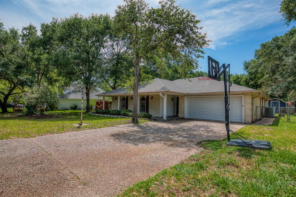 216 Duerr Drive, Bellville, Texas image 2