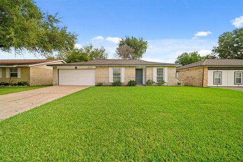 Photo of 9903 Robin Street, La Porte, TX 77571 (MLS # 26931106)