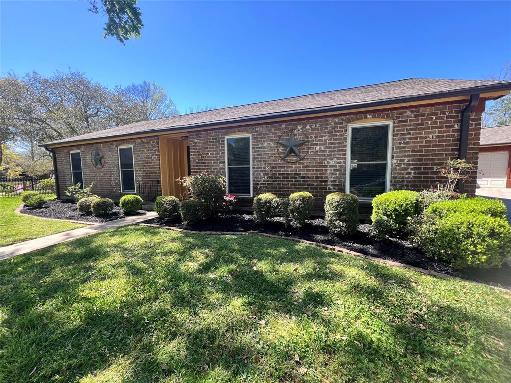 914 Marys Court, Friendswood, Texas image 2