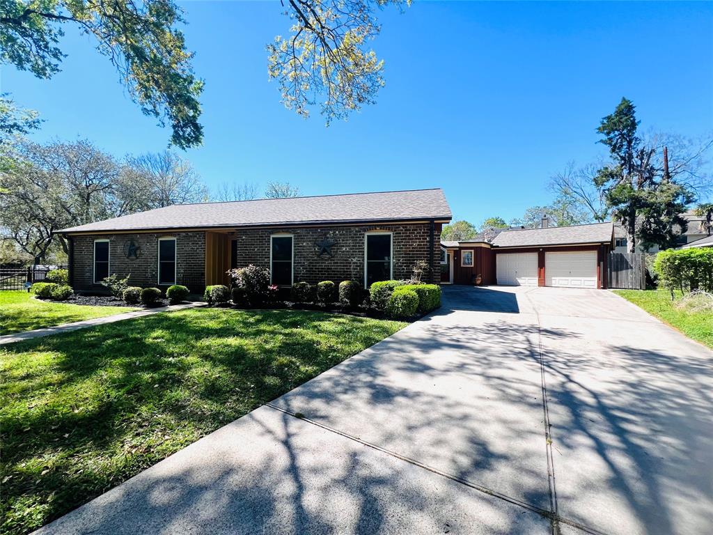 914 Marys Court, Friendswood, Texas image 1