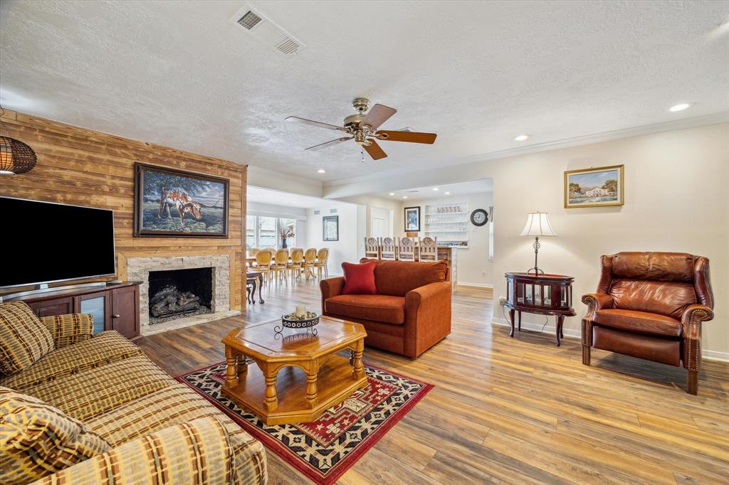 914 Marys Court, Friendswood, Texas image 5